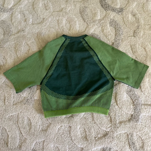 Fabletics green exercise top - Picture 3 of 6
